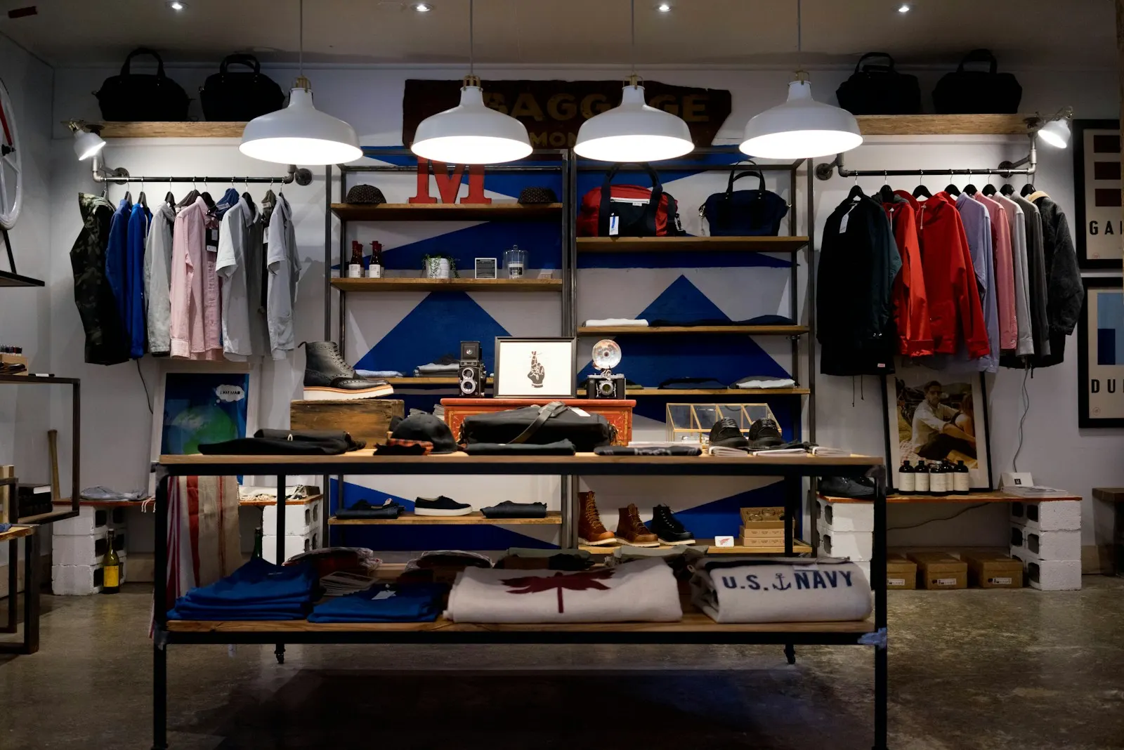 Moda mağazasında sergilenen giysiler