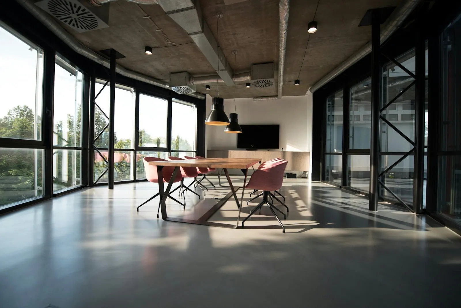 Salle de réunion près de grandes fenêtres