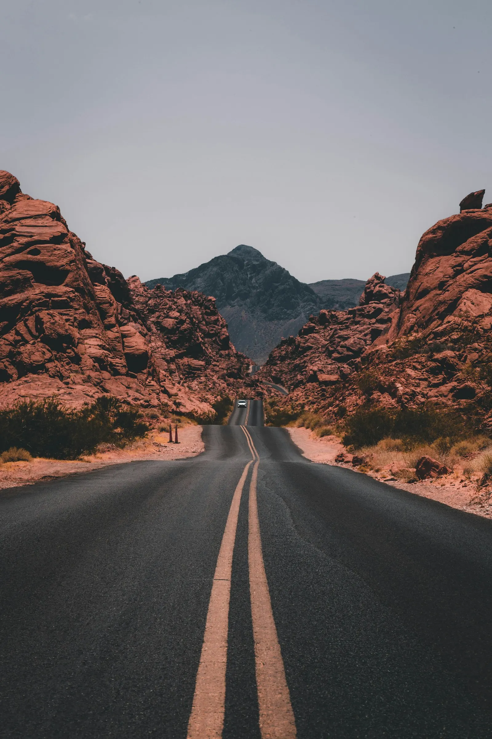 Kayalık araziden geçen boş yol