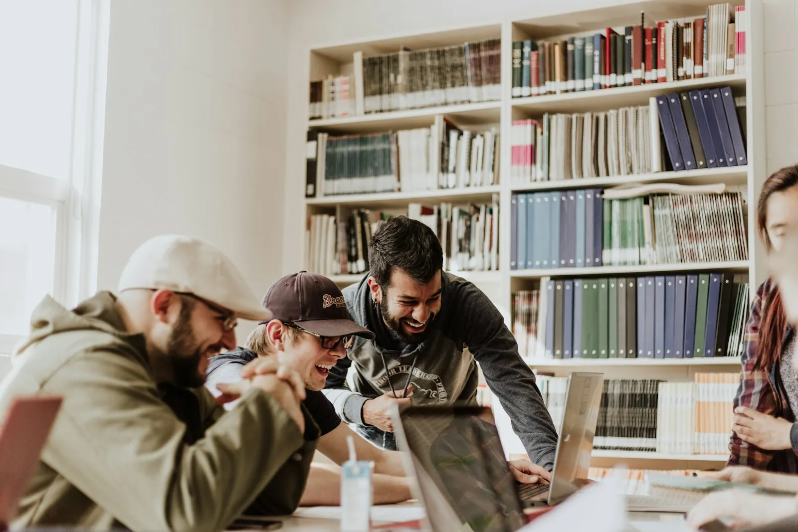 Étudiants travaillant ensemble à la bibliothèque