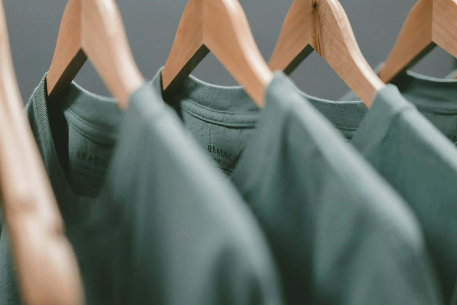 T-shirts unis sur cintres en bois