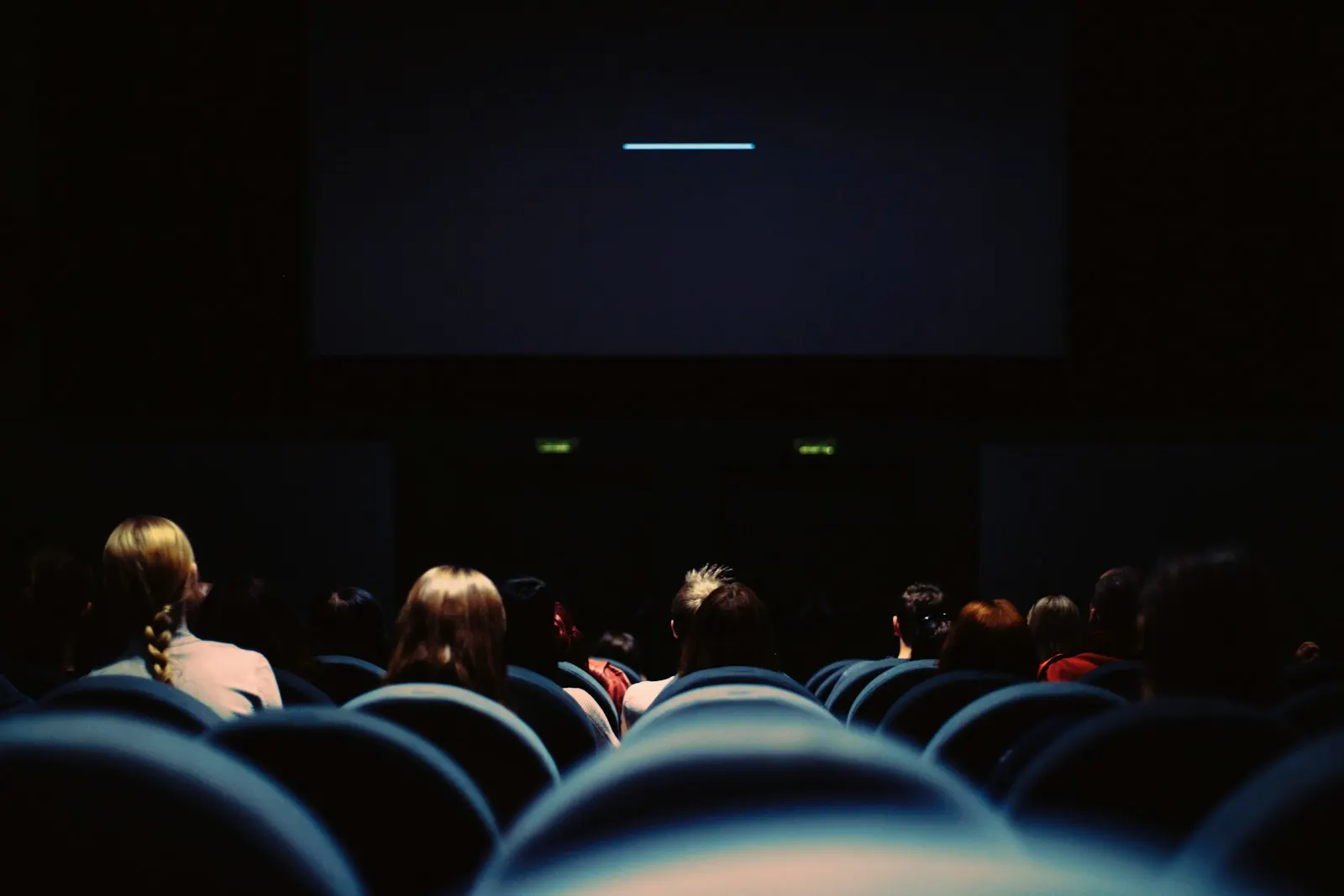 Ekrana bakan sinema seyircileri