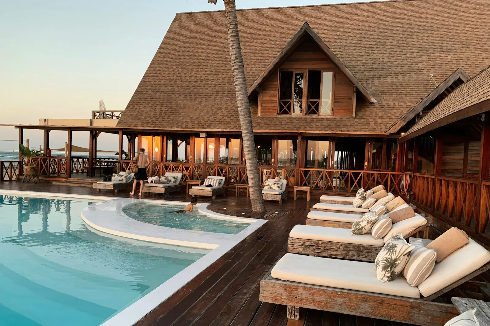 Piscine près d’un bâtiment hôtelier