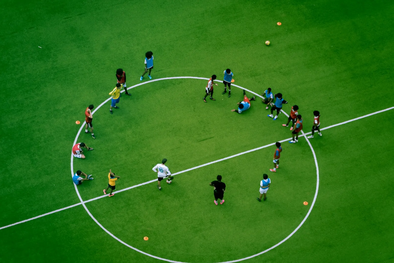 Orta saha çevresindeki futbolcular