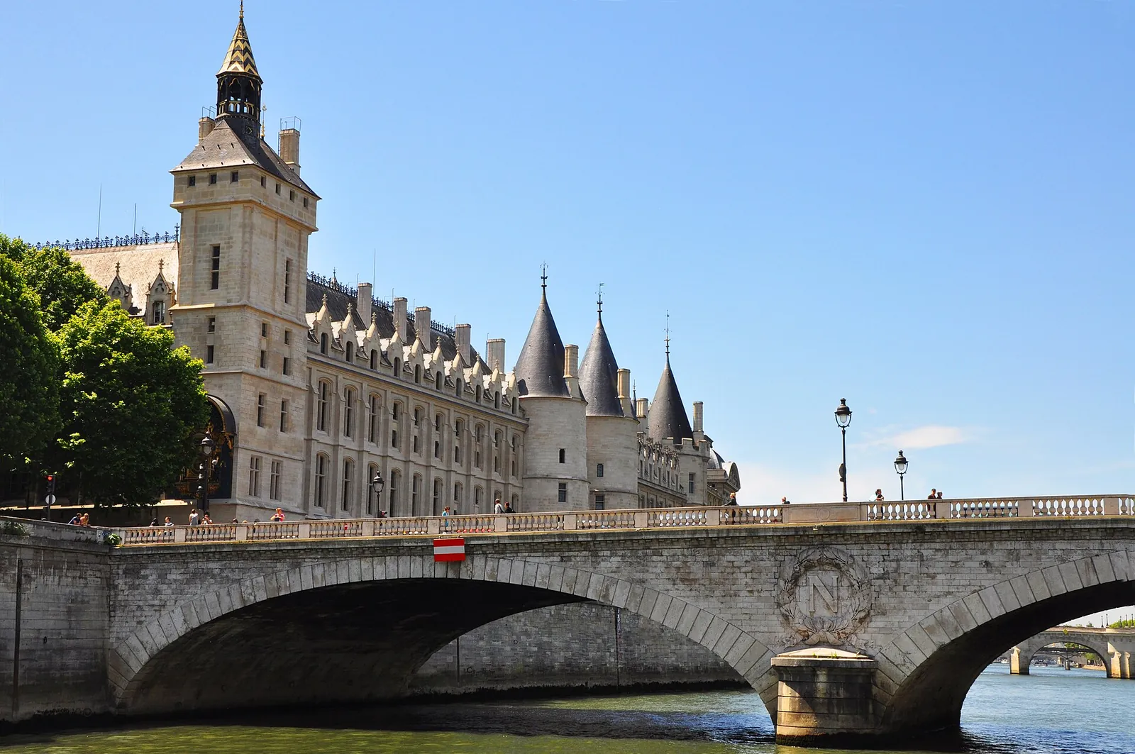 Paris’te Seine Nehri’nden Conciergerie ve Pont au Change görünümü, Haziran 2014