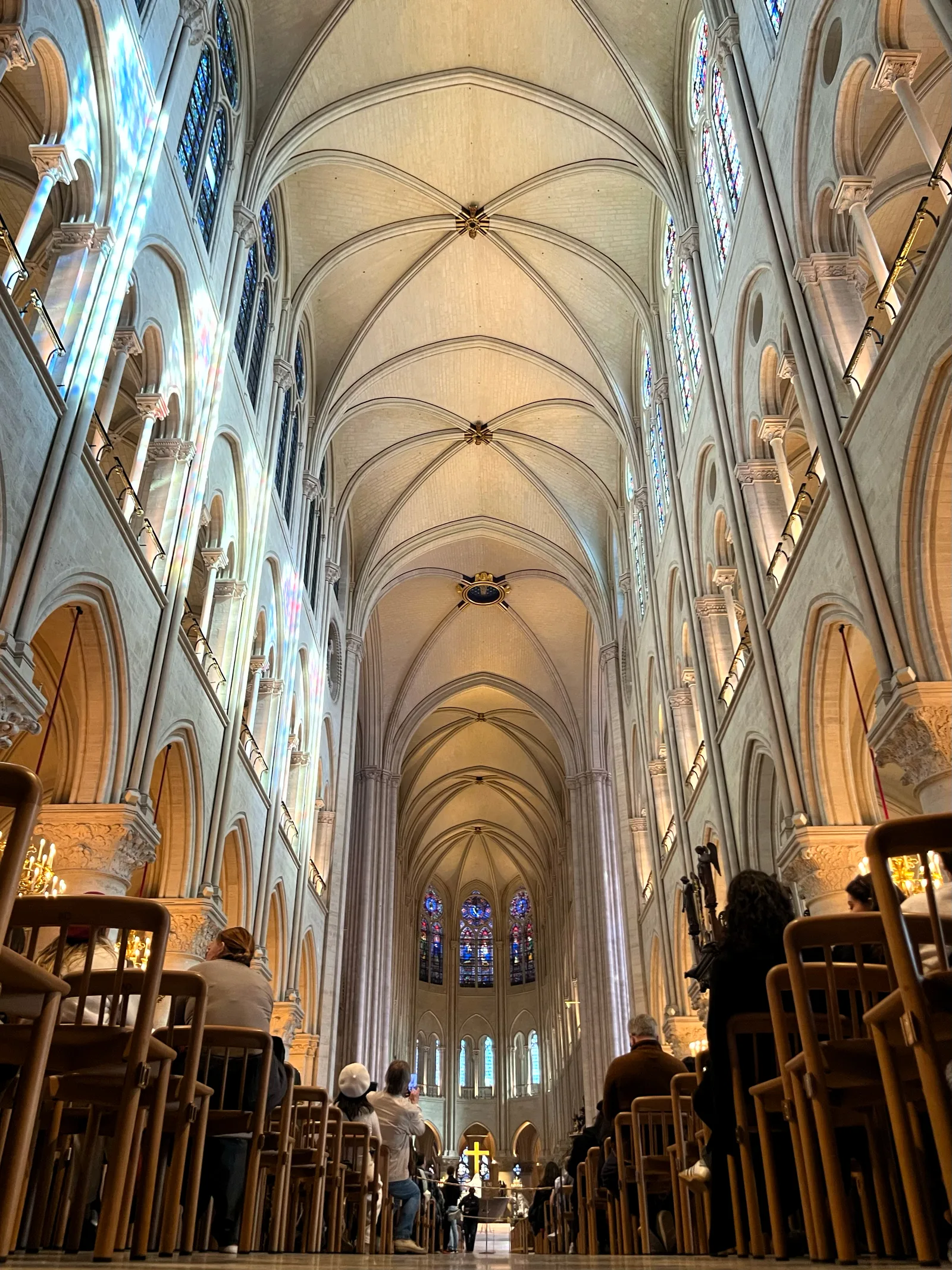 Notre-Dame de Paris restore edilmiş orta nefi, Mart 2025