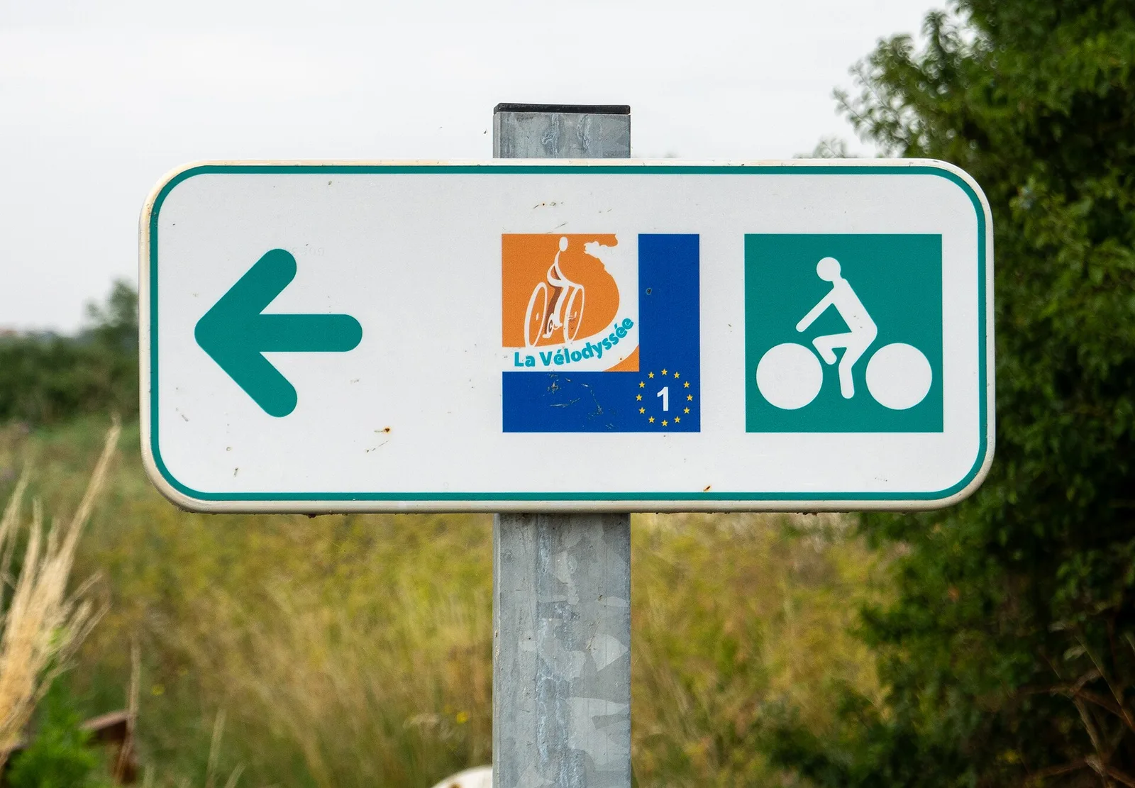 Temmuz 2023’te fotoğraflanan La Vélodyssée / EuroVelo 1 yön levhası